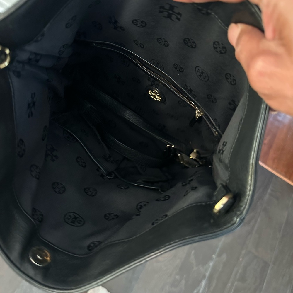 Tory Burch Black Messenger Bag with Embossed Logo - Picture 4 of 8